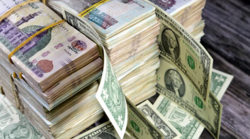 لماذا يستمر الدولار في التراجع أمام الجنيه في 2025؟